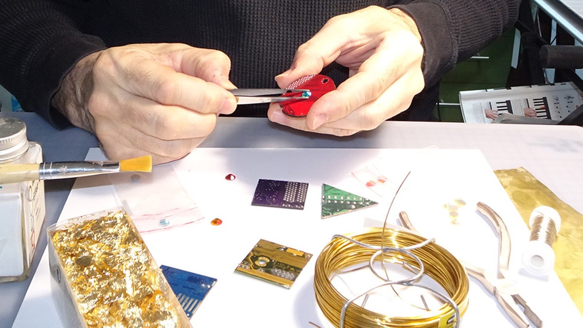 fabrication artisanale d'un bijou à partir d'un circuit imprimé