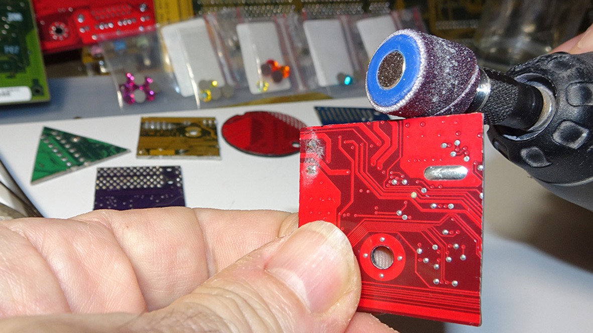 fabrication artisanale d'un bijou à partir d'un circuit imprimé
