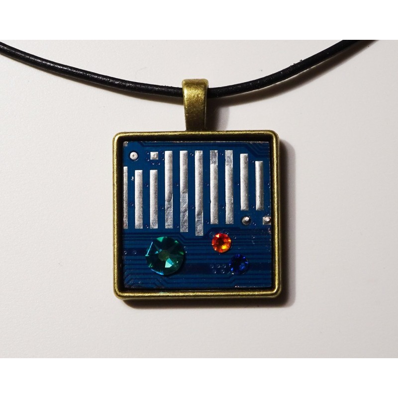 pendentif bleu