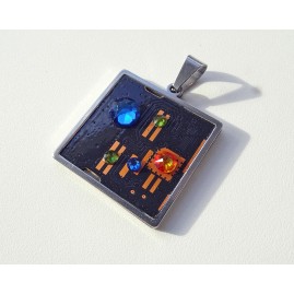 pendentif de format carré réalisé de façon artisanale à partir d'un circuit imprimé de couleur noire