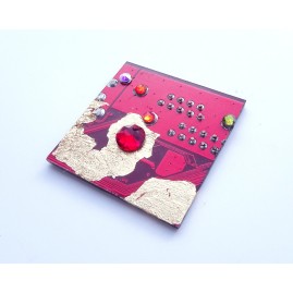 broche aimantée rouge